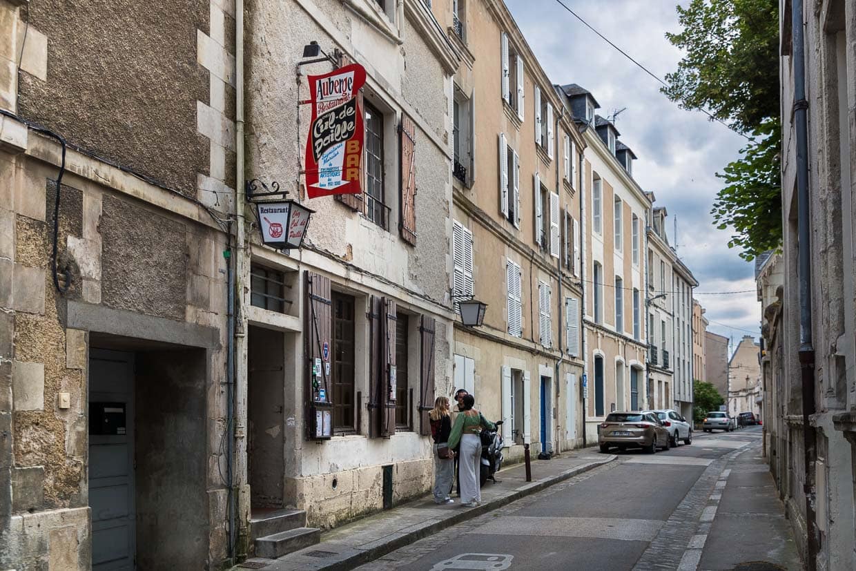 Restauant Coul de Paille dans une rue latérale du vieux Poitiers. Le restaurant est devenu culte à Poitiers / © Photo : Georg Berg