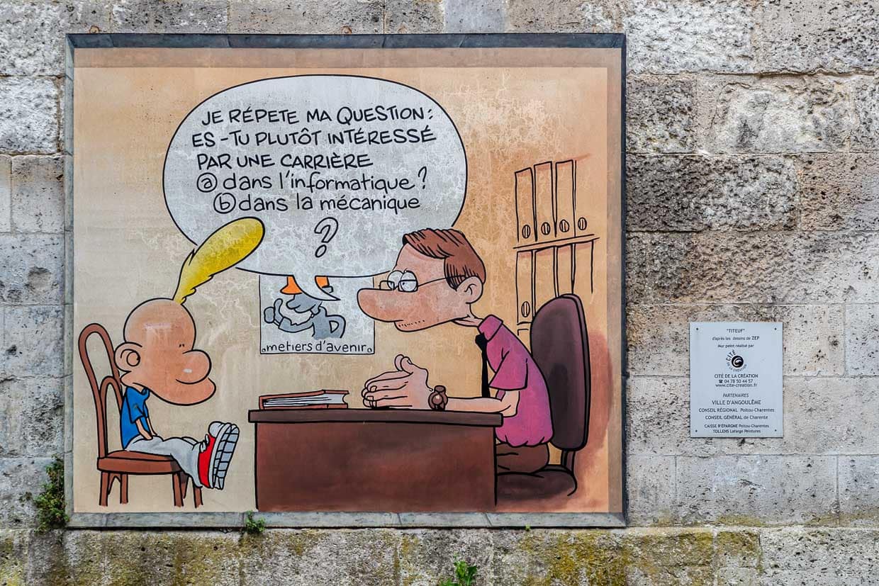 ZEPs "Titeuf" im Berufsberatungsgespräch: Informatik oder Mechanik? Die Wandmalerei zeigt eine typische Szene aus dem Leben des frechen Jungen mit der markanten Haartolle / © Foto: Georg Berg