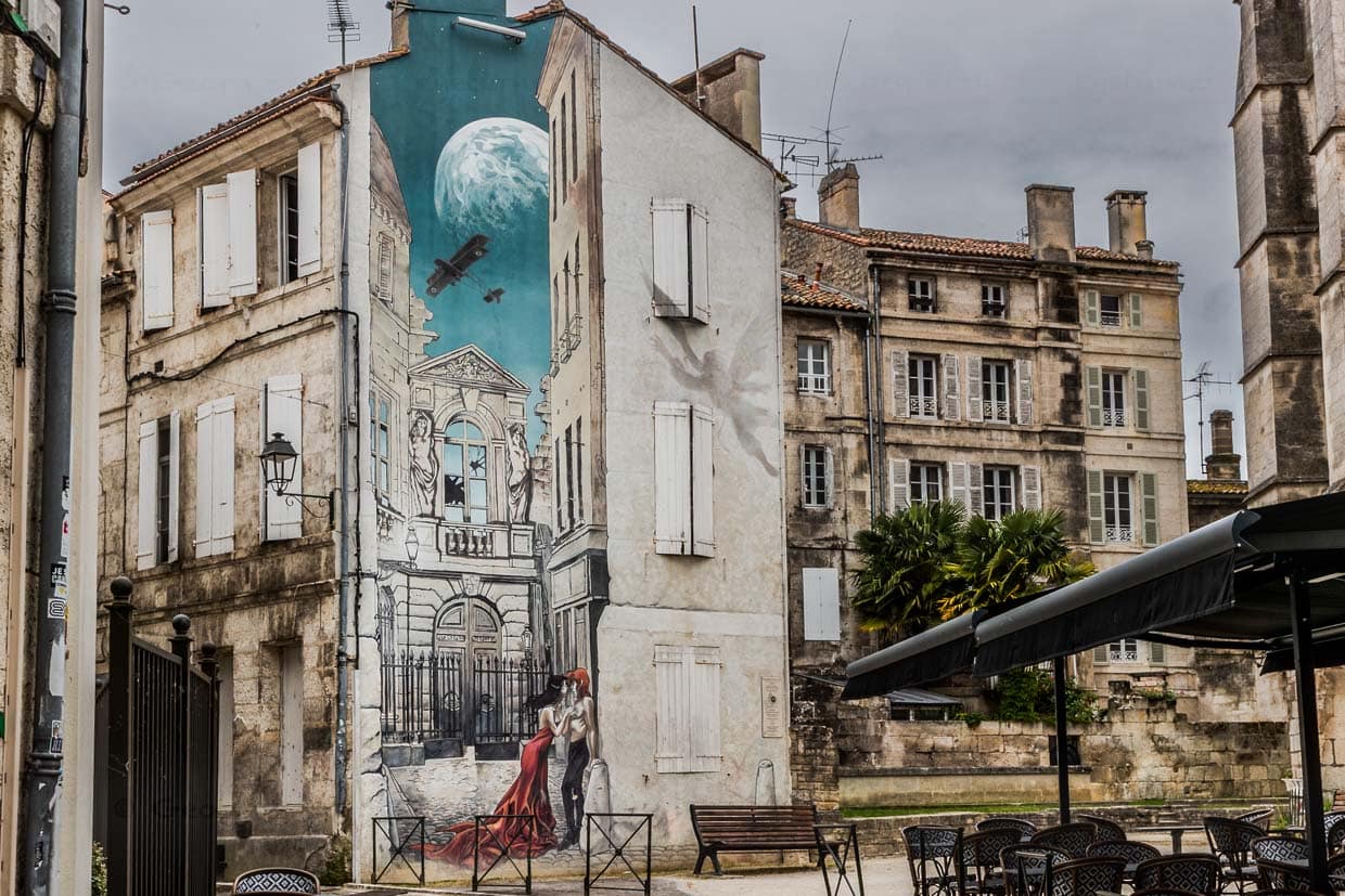 Yslaires „Mémoires du XXe Ciel" im Square Saint-André. Der Schatten auf der rechten Seite stammt nicht von diesem Bild selbst / © Foto: Georg Berg