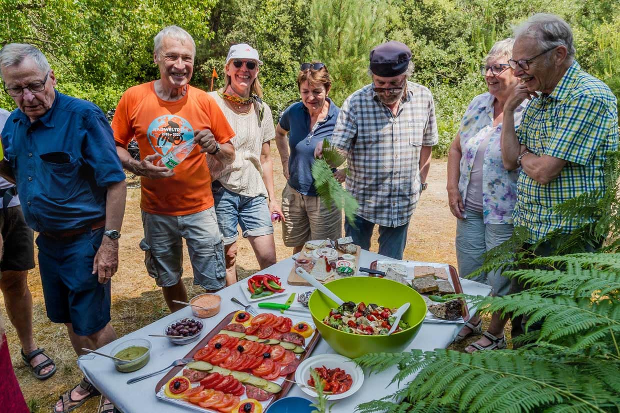 L'heure du déjeuner est l'heure du pique-nique - la joie est grande pour les participants à la randonnée à vélo lorsqu'ils trouvent, à la moitié de la journée, une table pleine de délices locaux / © Foto : Georg Berg