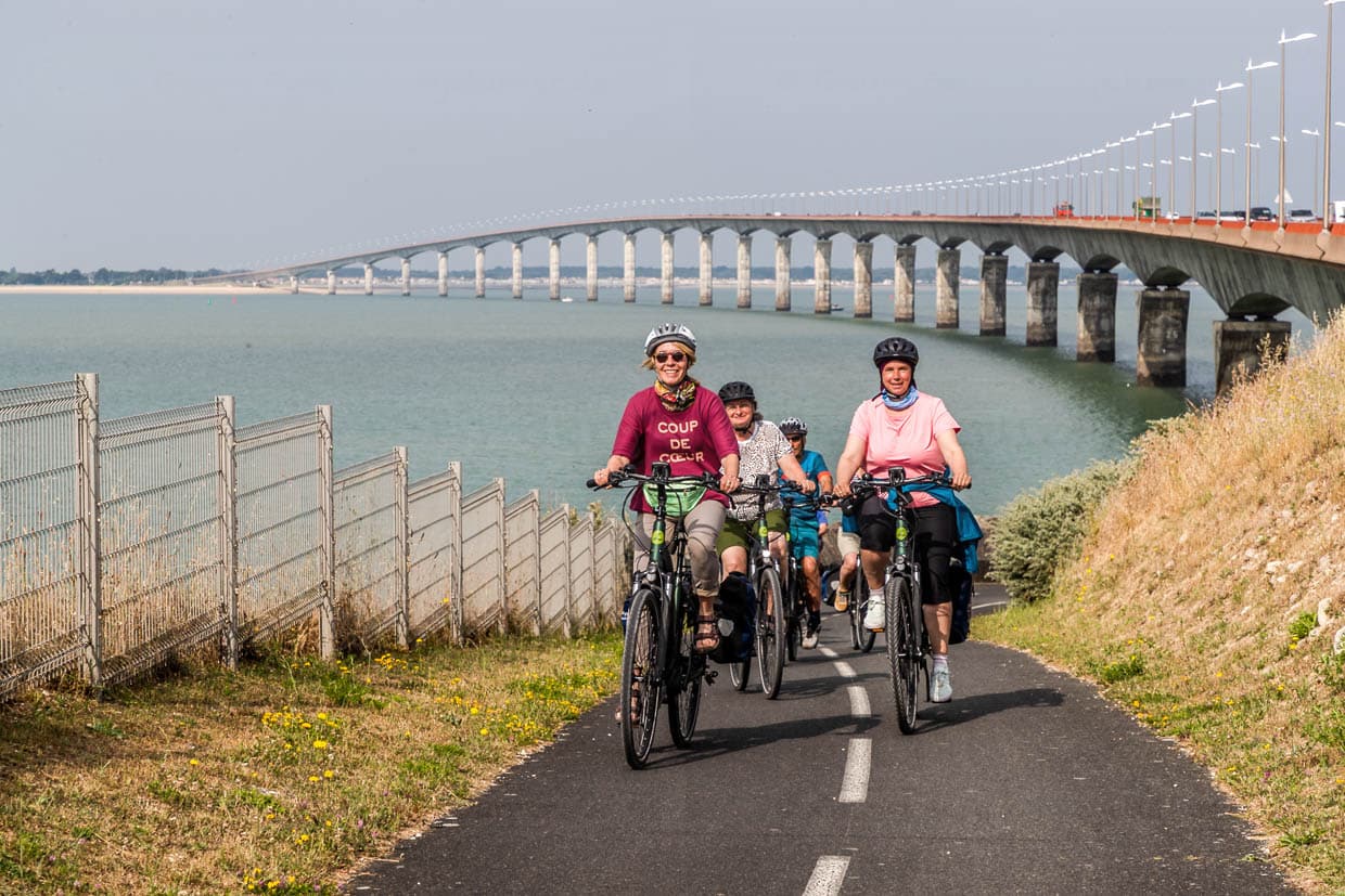 A vélo sur le pont qui relie l'île de Ré au continent. Long de 2 926,5 mètres, il est le deuxième pont le plus long de France / © Photo : Georg Berg