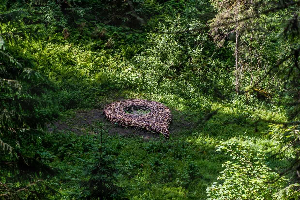 „Sie haben Ihr Ziel erreicht“ Google-Maps Nadel auf dem Landart Pfad Gerschnialp, Engelberg, von Matthias Maeder und Claudia Vogel. Das digitale Zeichen ist aus Ästen des Waldes geflochten / © Foto: Georg Berg