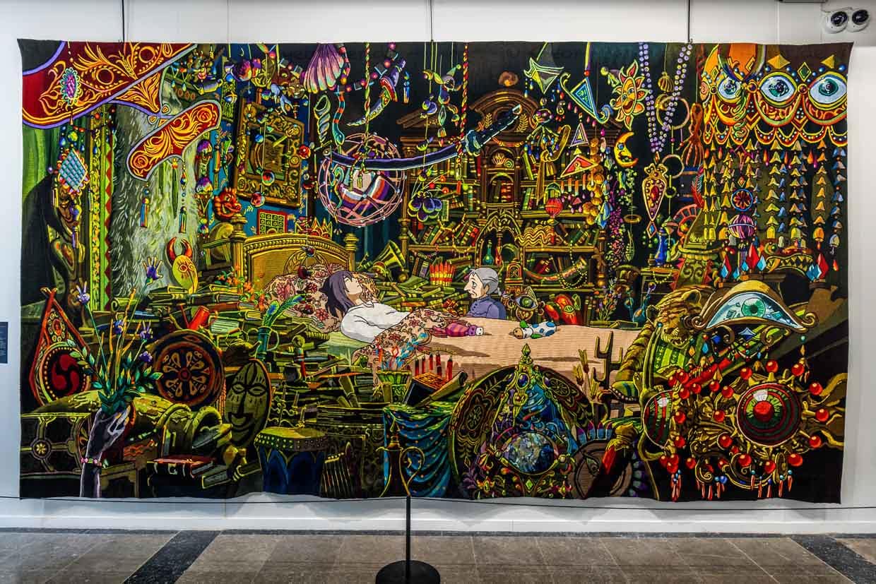 Wandteppich „Old Sophie at Howl’s Bedside“ aus der Serie "The Imagination of Hayao Miyazaki captured in Aubusson Tapestry" in den Ausstellungsräumen der Cité internationale de la tapisserie. Der Teppich hat eine Größe von 3 Meter x 5,60 Meter, Er wurde in Aubusson von Febraur 2022 bis Oktober 2023 gewebt / © Foto: Georg Berg