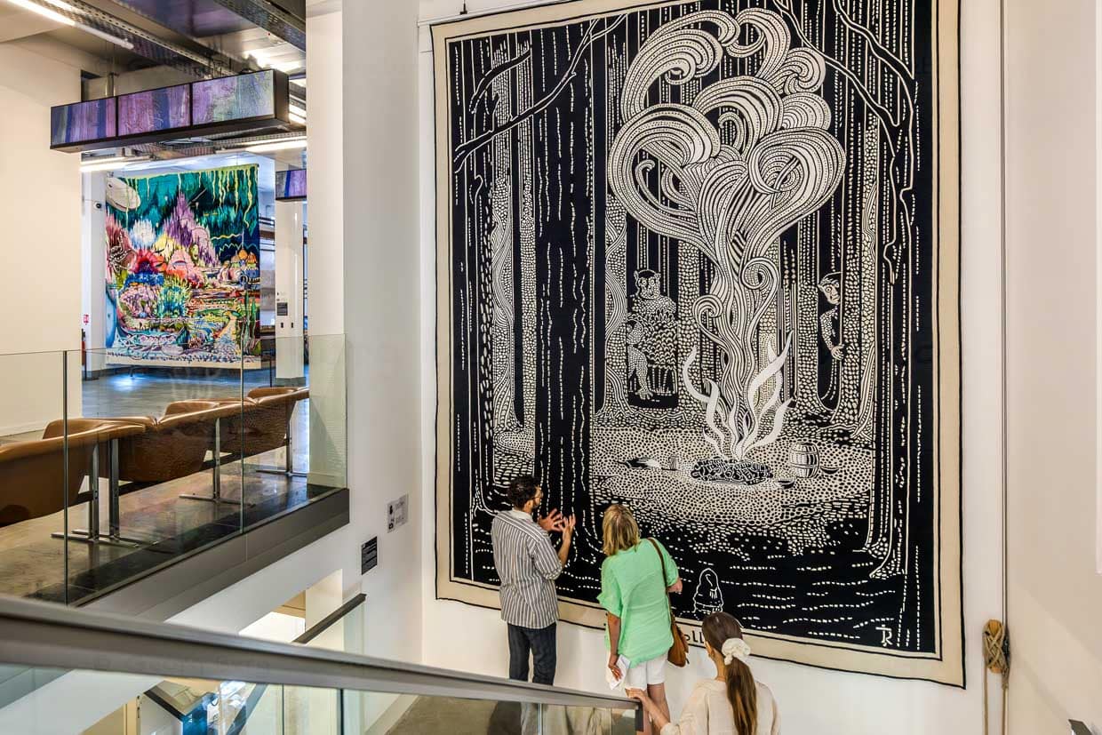 Führung durch die Ausstellungsräume der Cité internationale de la tapisserie Aubusson. Hier vor einem Motiv aus „The Hobbits“ basierend auf einer Illustration von J.R.R. Tolkien. Erstellt 2019 vom Atelier Guillot in Aubusson, 3 Meter x 4 Meter / © Foto: Georg Berg
