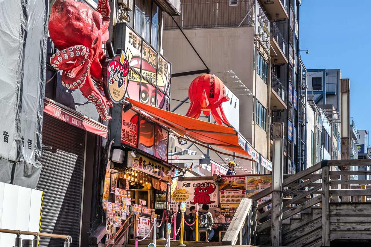 Takoyaki Restaurant in Osaka mit großer roter Oktopus-Dekoration am Eingang / © Foto: Georg Berg