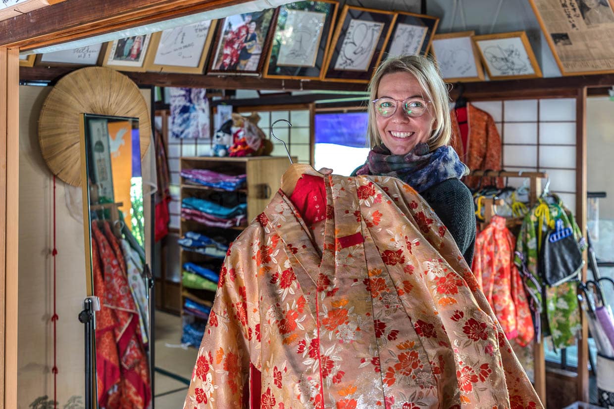 Für das Kimono Erlebnis auf dem Pilgerweg Kumano Kodo wählt man aus vielen verschiedenen Mustern und Farben seinen Lieblings-Kimono aus / © Foto: Georg Berg