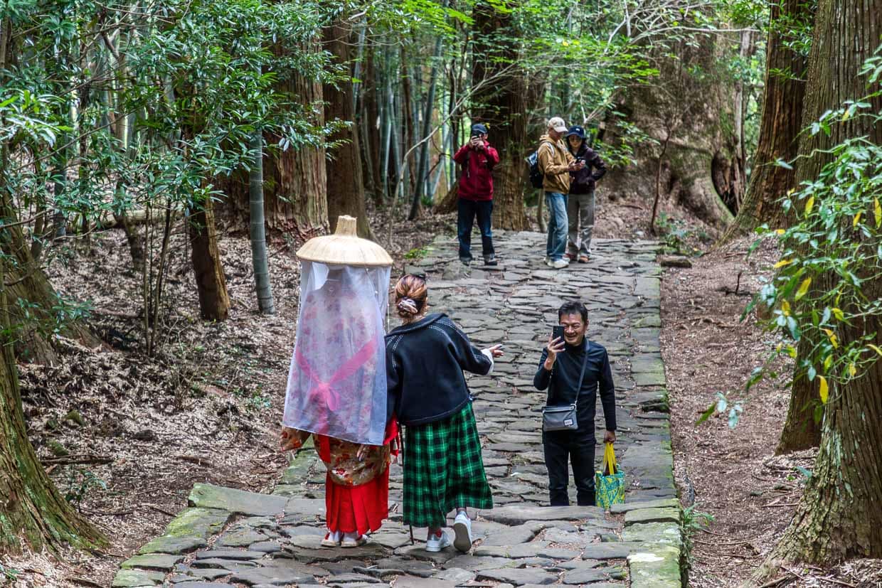 Eingekleidet in einen Kimono wie in der Heian Periode werden Touristen zur Attraktion für andere Touristen, hier auf dem Daimon-zaka nahe Kumano Nachi Taisha / © Foto: Georg Berg