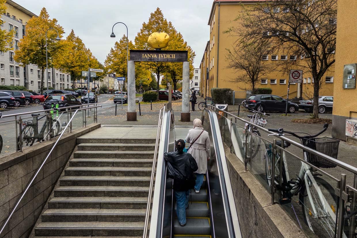 Zwei Personen nutzen die Rolltreppe vor dem Ianva Ivdicii Denkmal an der Venloer Straße in Cologne, Germany