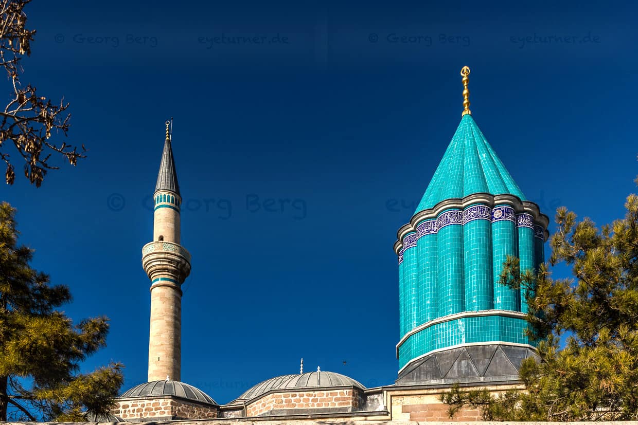 Grün-goldene Kuppel und Minarett über dem Mevlana-Museum / © Foto: Georg Berg