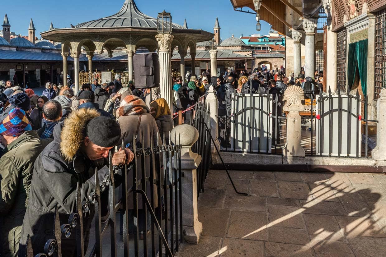 Menschenmenge versammelt sich vor einem Tor am Mevlana-Museum (türkisch Mevlânâ Müzesi). Drinnen ist das Mausoleum von Dschalāl ad-Dīn ar-Rūmī / © Foto: Georg Berg