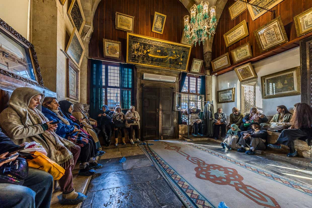 Der Tilavet-Raum (Tilavet Odası) im Mevlana Museum führt zum Raum, in dem sich das Grab von Dschalāl ad-Dīn ar-Rūmī befindet. In diesem Raum wurde früher ununterbrochen aus dem Koran rezitiert und gesungen, bevor das Mausoleum in ein Museum umgewandelt wurde. Die Pilger lassen sich bei der spirituellen Praxis inzwischen von ihren Smarphones unterstützen / © Foto: Georg Berg