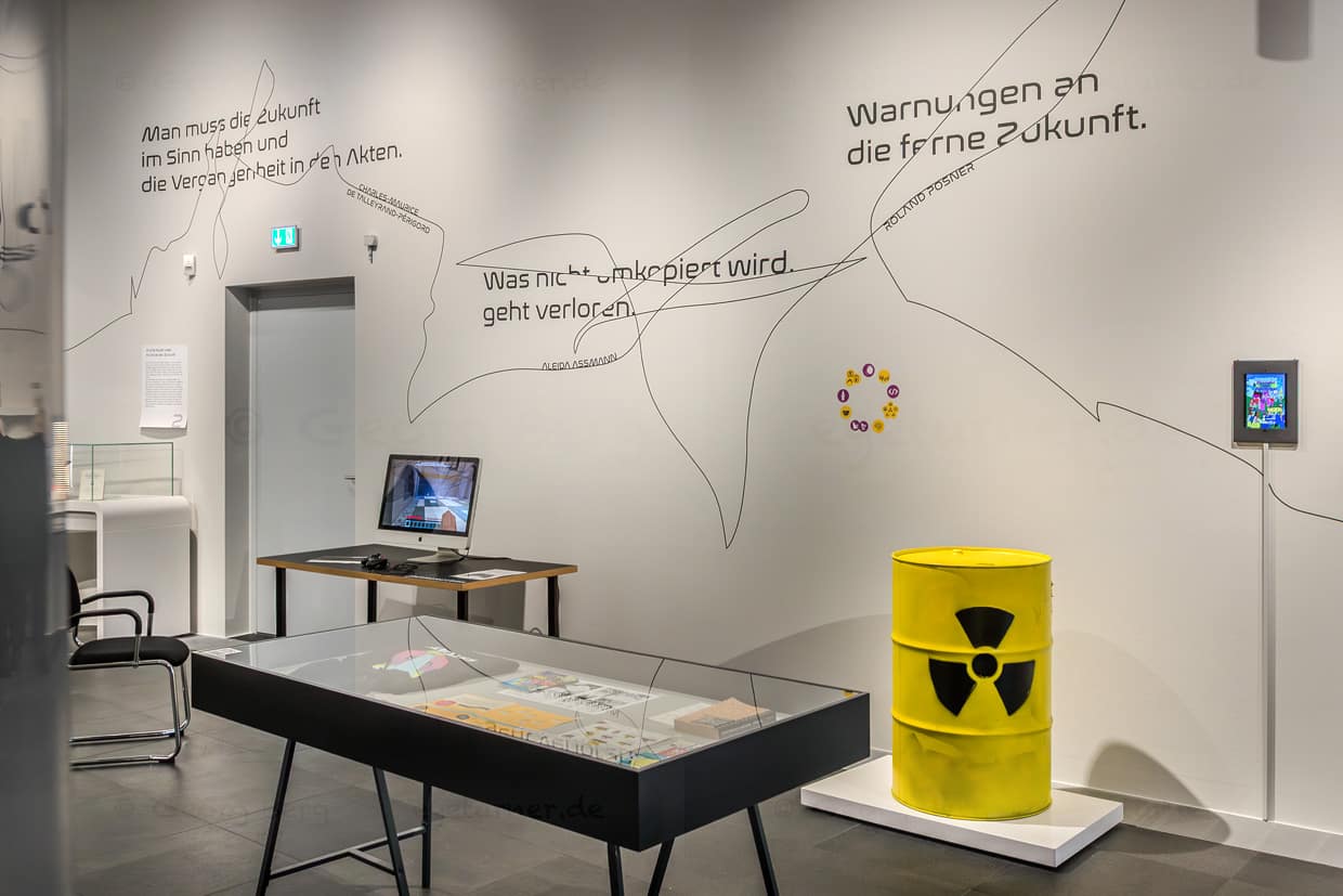 Ausstellungsobjekte und ein Computerbildschirm in einem Museum in Leipzig, Deutschland