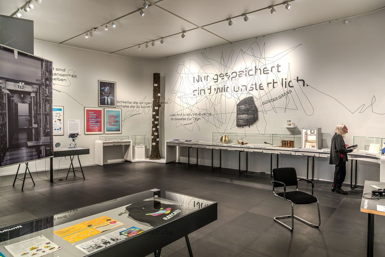 Besucherin betrachtet Ausstellungsobjekte in einem Museum in Leipzig, Germany