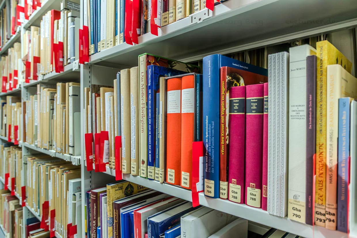 Bücherregale mit zahlreichen Büchern in einer Bibliothek in Leipzig, Deutschland