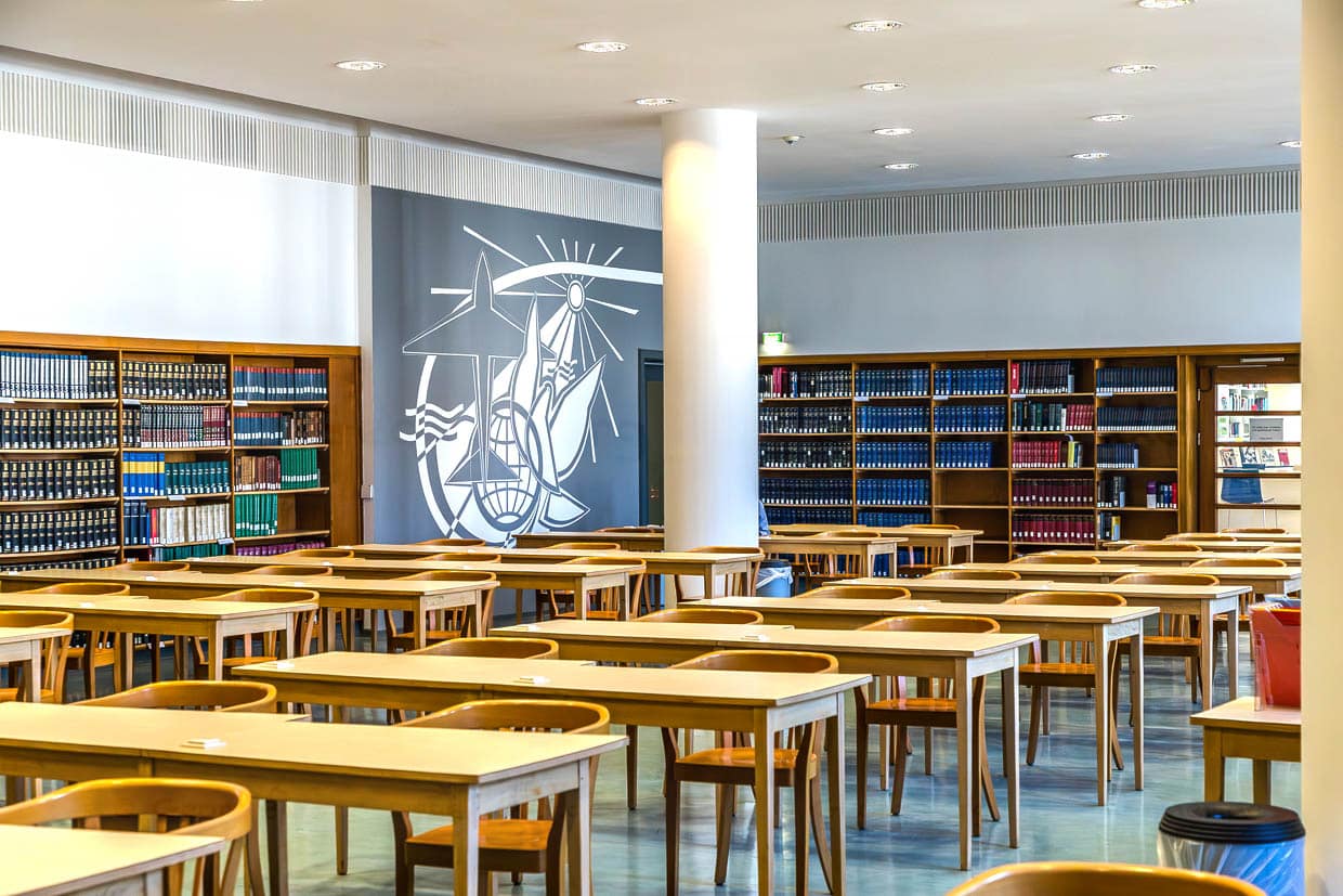 Leere Tische und Stühle in einer Bibliothek in Leipzig, Deutschland