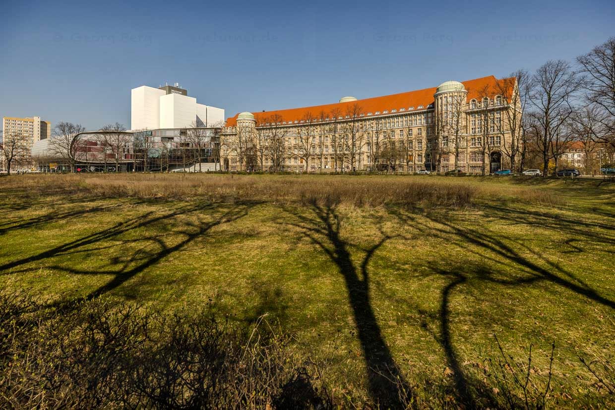 Gebäude mit roten Ziegeldächern und moderner Architektur in Leipzig, Germany