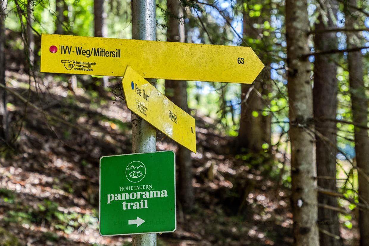 Wanderwegweiser zeigen Routen wie den IVV-Weg und Hohetauern panorama trail am Wachtlehenweg in Mittersill Austria