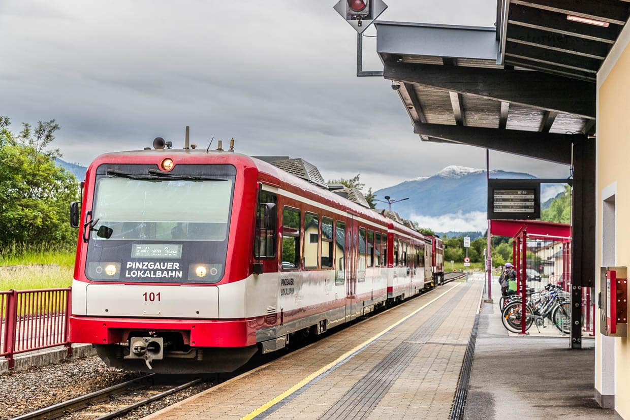 Pinzgauer Lokalbahn am Bahnsteig in Mittersill vor alpiner Bergkulisse
