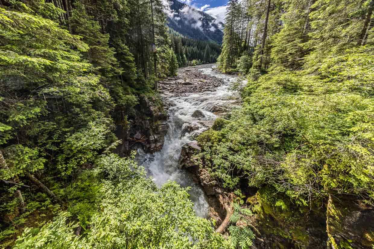 Ein wilder Fluss rauscht durch eine bewaldete Schlucht am Wasserfallrundweg Untersulzbach, Rosental, Austria