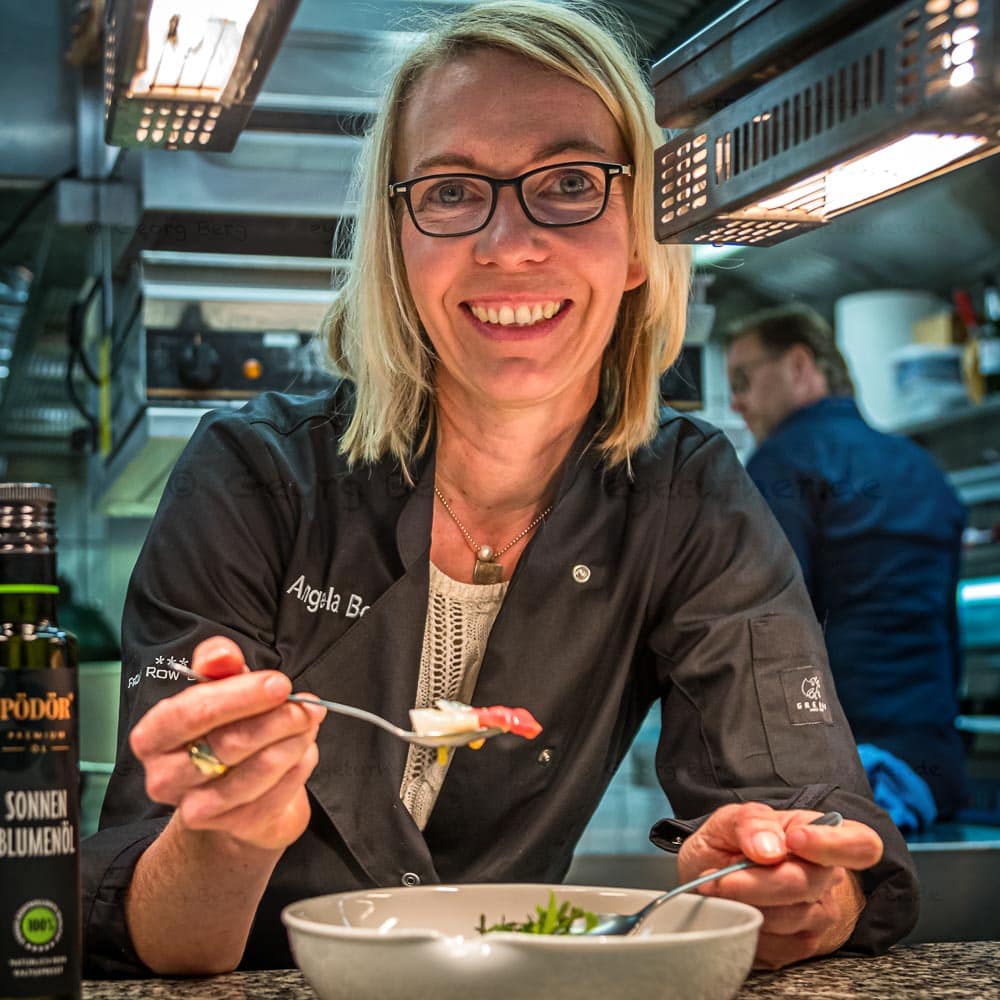 Angela Berg in der Küche von Michelin-Sternekoch Thomas Bühner / © Foto: Georg Berg