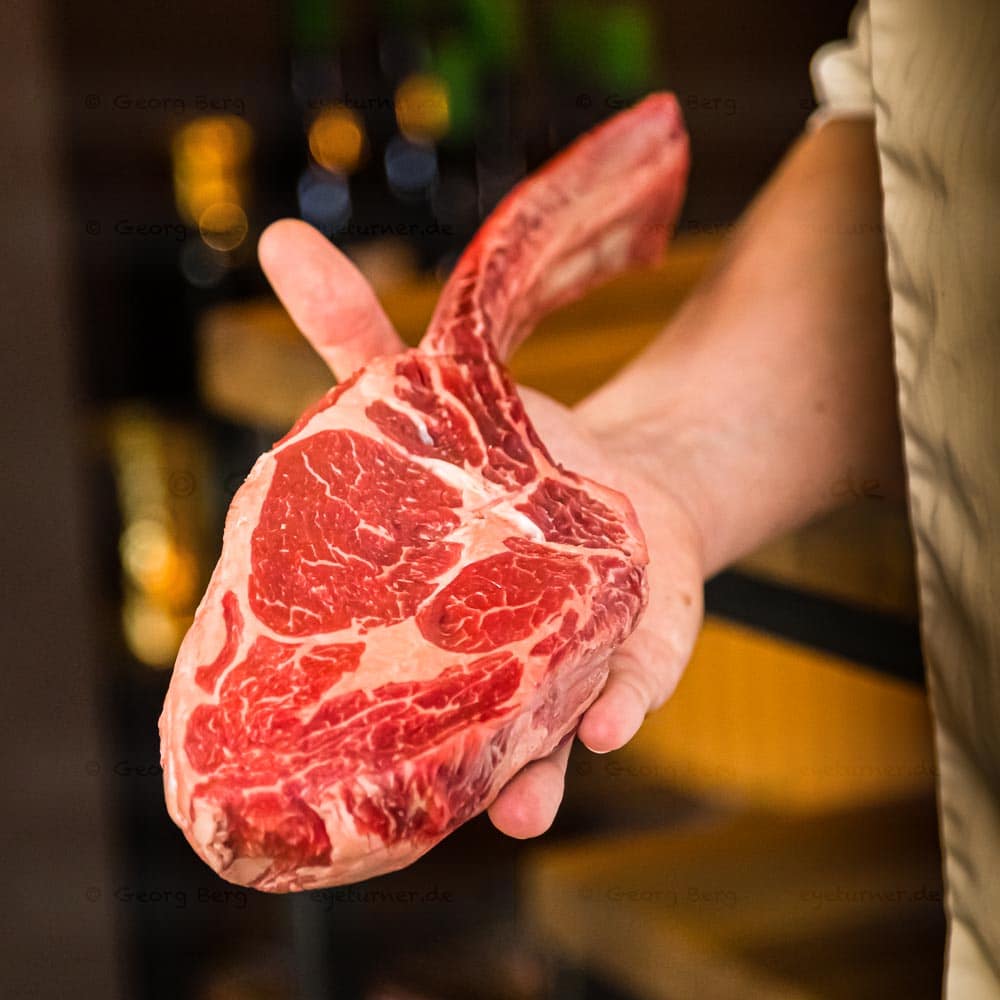 Irisches Tomahawk, Dry Aged bringt je nach Zuschnitt rund ein Kilo auf die Waage. Das maskuline Steak für Kenner können sich aber auch 2 – 3 Personen teilen / © Foto: Georg Berg