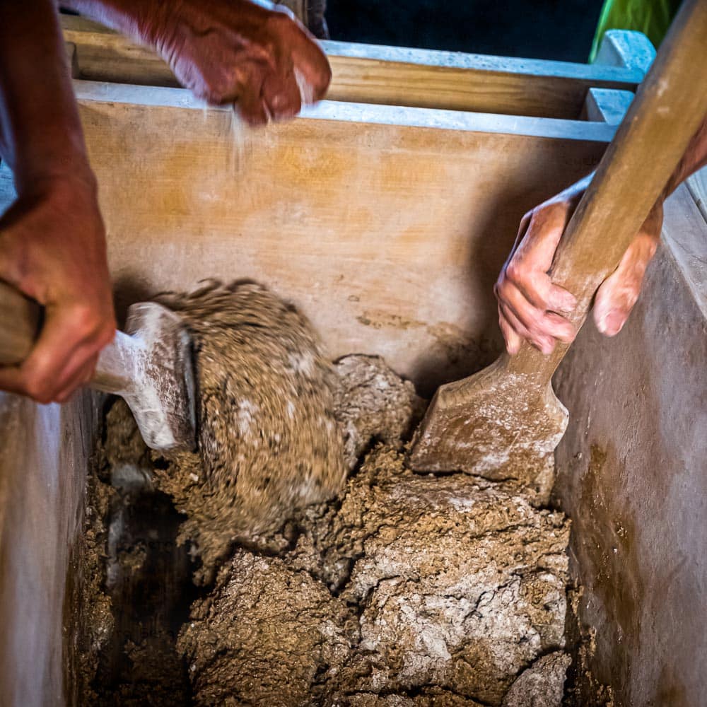 Brot backen war früher reine Männersache. Da nur zwei- bis dreimal im Jahr gebacken wurde, galt es große Teigmengen mit einfachen Werkzeugen zu führen / © Foto: Georg Berg