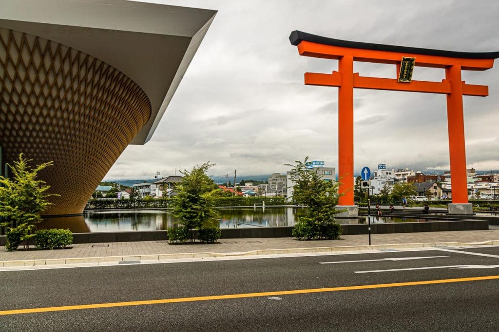 Das Mount Fuji World Heritage Centre in Fujinomiya. Der kegelförmige Bau ist der Form des Vulkans nachempfunden, wurde auf den Kopf gestellt und spiegelt sich als Mount Fuji auf der Wasserfläche vor dem Museum / © Foto: Georg Berg