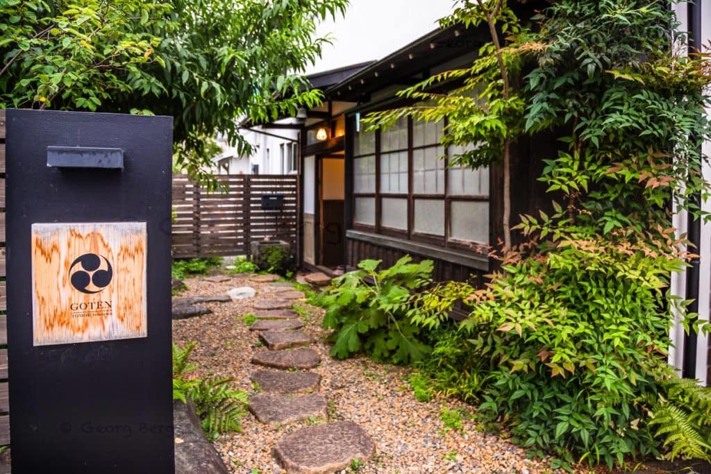 Ein ruhiger Weg führt in der Stadt Fujinomia zur typischen Unterkunft / © Foto: Georg Berg