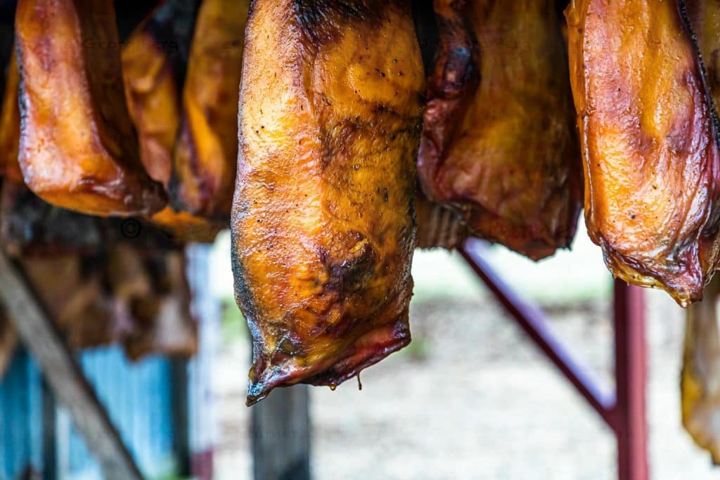 Fleisch vom Grönlandhai beim Trocknen. Zuvor wird das Fleisch 6 - 12 Wochen fermentiert. Früher in Erdlöchern vergraben, heute in spezielle Wannen gelegt. Nach wenigen Tagen an der Luft wird die äußere Schicht braun / © Foto: Georg Berg