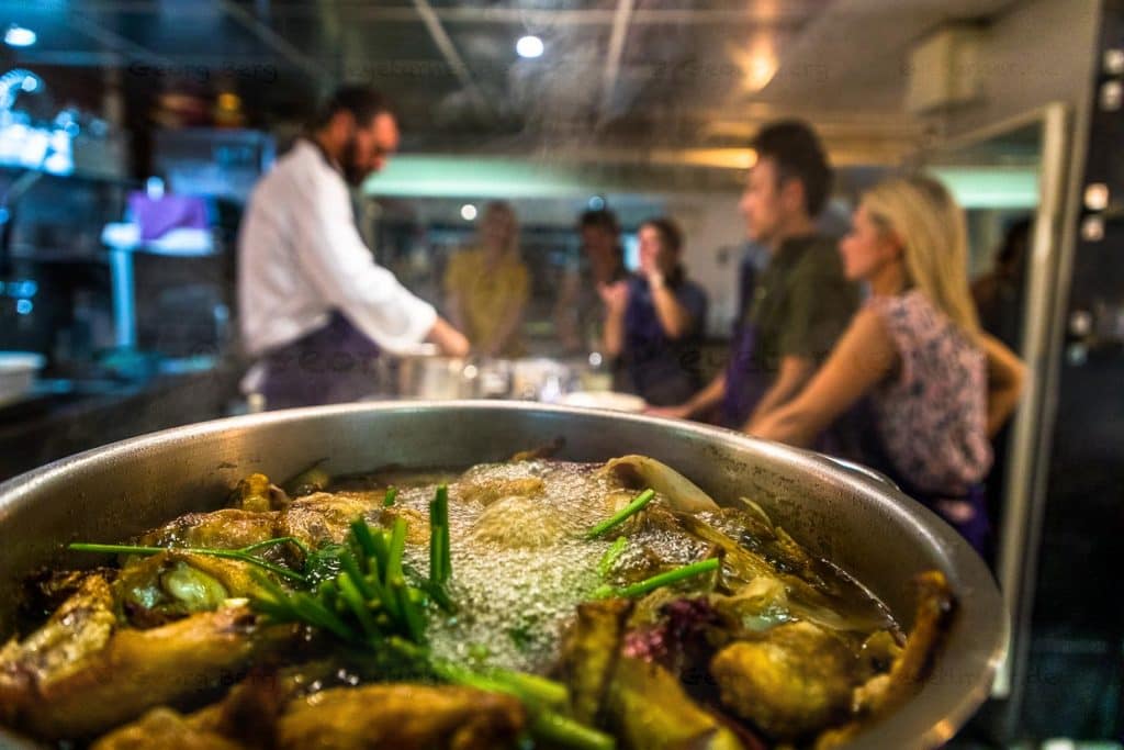 Kochkurs mit Jon Chiri im Restaurant Cuisine Centr’Halles. Gekocht und gegessen wird hier auf kleinstem Raum. Alle Zutaten stammen von den umliegenden Markthändlern. Frische ist Trumpf / © Foto: Georg Berg
