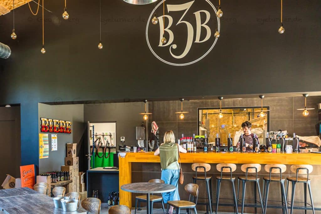 An der Bar im hauseigenen Pub der Brasserie des Trois Becs gibt es fünf Biere im Ausschank. Doch die Verkostung beginnt mit einem Glas Quellwasser / © Foto: Georg Berg