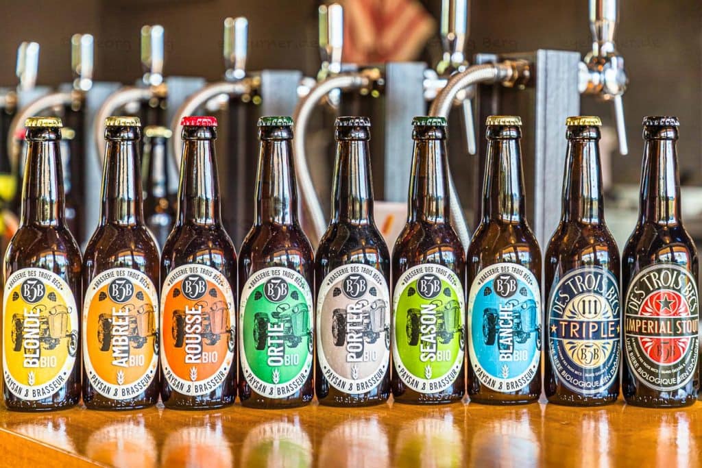 2022 sind vier Stammbiere sowie Saisonbiere erhältlich. Das Herbst- und Winterbier stehen hier noch im Flaschendesign der Vorjahre / © Foto: Georg Berg