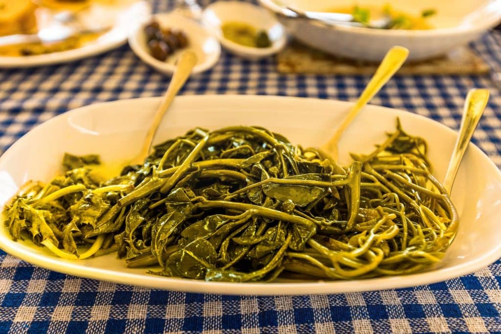 Sauer eingelegtes Gemüse wie Kapari, eine zypriotische Kapernart (Mitte) und Meeresfenchel (Rock Queller / Crithmum maritimum rechts) / © Foto: Georg Berg