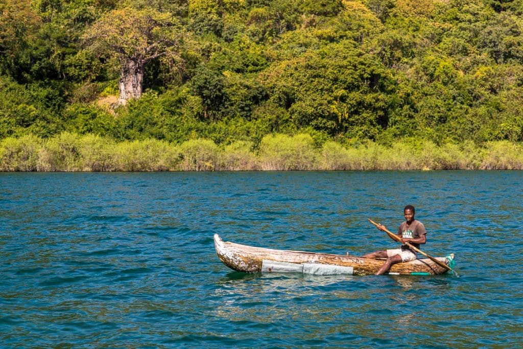 Fischer im Einbaum auf dem Lake Malawi. Der Inlandsee hat die größte Artenvielfalt an Fischen weltweit / © Foto: Georg Berg