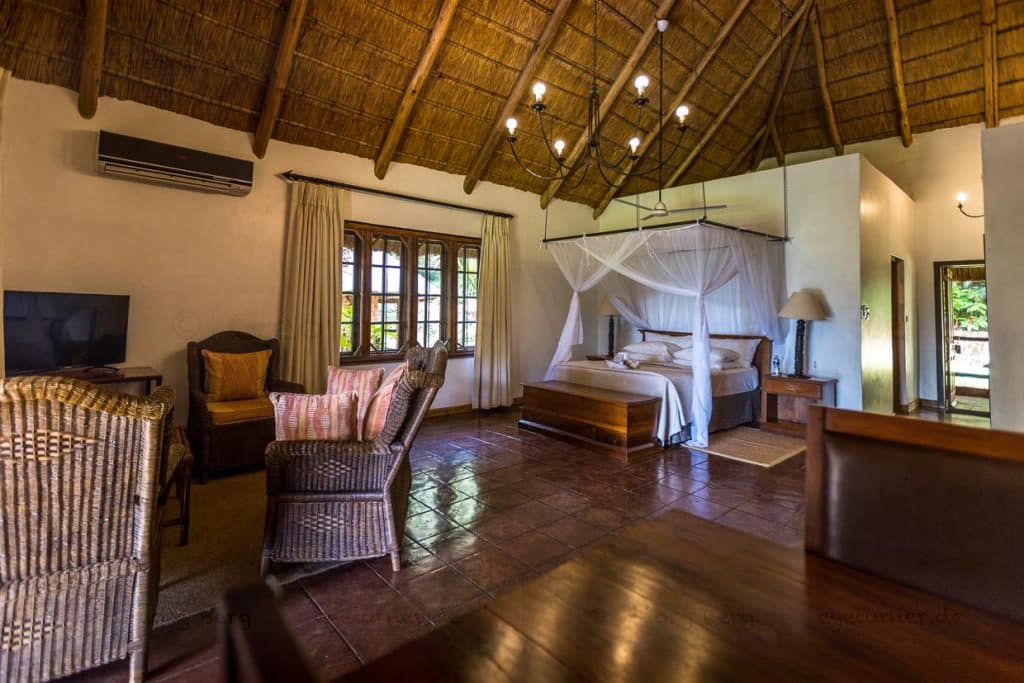 Innenraum einer strohbedeckten Suite der Kumbali Country Lodge sowie Lieblings-Suite von Popstar Madonna, die bereits über 10mal Gast in der Lodge nahe Lilongwe war / © Foto: Georg Berg