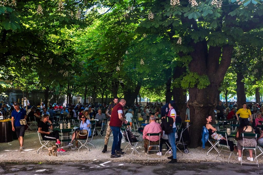 Biergarten mit Kastanienbäumen. Das Augustiner-Braustübl von 1621 ist die größte Biergaststätte in Österreich / © Foto: Georg Berg