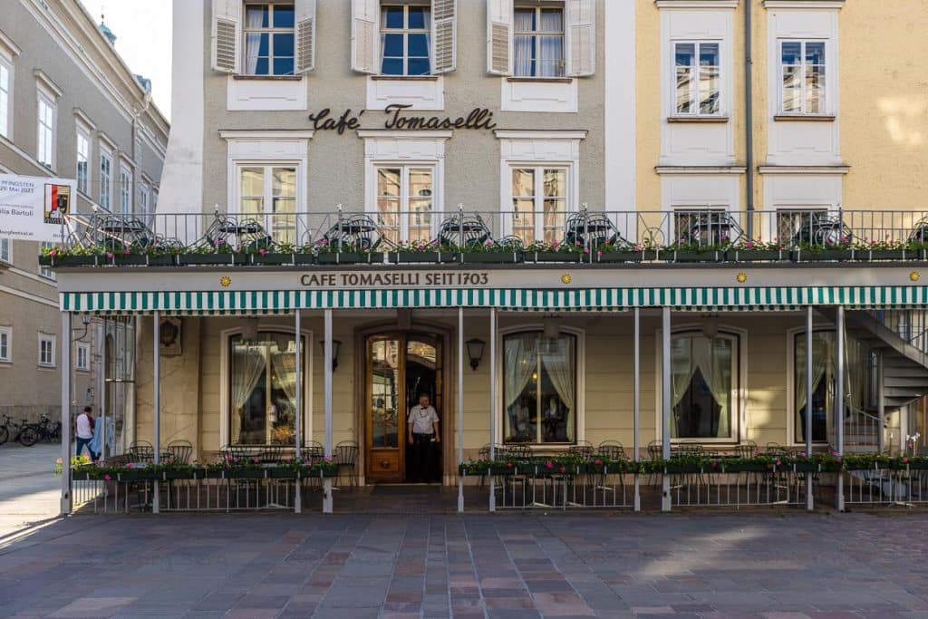 Seiteneingang Café Tomaselli seit 1700. Mozart soll hier gerne Mandelmilch getrunken haben. Im Gebäude des Caés lebte Constanze Mozart-Nissen mit ihrem zweiten Ehemann Georg Nikolaus Nissen / © Foto: Georg Berg