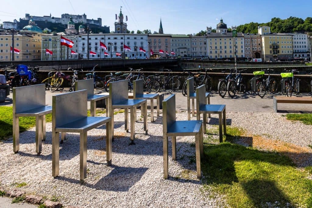 Spirit of Mozart, Teil einer Kunstinstallation von Marina Abramovic von 2004. Ein 15 Meter hoher Stuhl aus Edelstahl (nicht im Bild) als Ausdruck für den Geist Mozarts umgeben von acht weiteren Stühlen für das Publikum / © Foto: Georg Berg