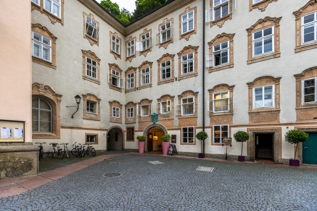 Eingang zum St. Peter Stiftskulinarium im Stift Sankt Peter. Verschiedene Gastro-Konzepte von Haubenküche bis Outdoor-Lounge in den Mauern des Klosters von 803 / © Foto: Georg Berg