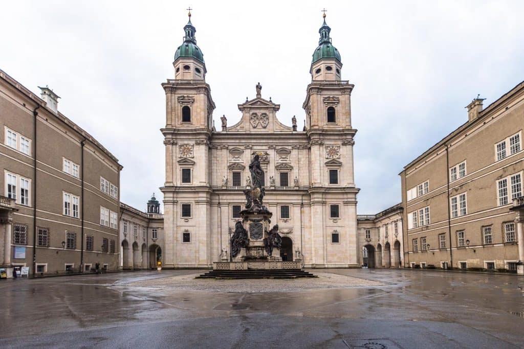 Der frühbarocke Dom zu Salzburg, umgeben von drei Plätzen, bildete den Mittelpunkt des geistigen Lebens der Stadt. Hier befindet sich das Taufbecken, in dem Mozart am Tag nach seiner Geburt getauft wurde / © Foto: Georg Berg