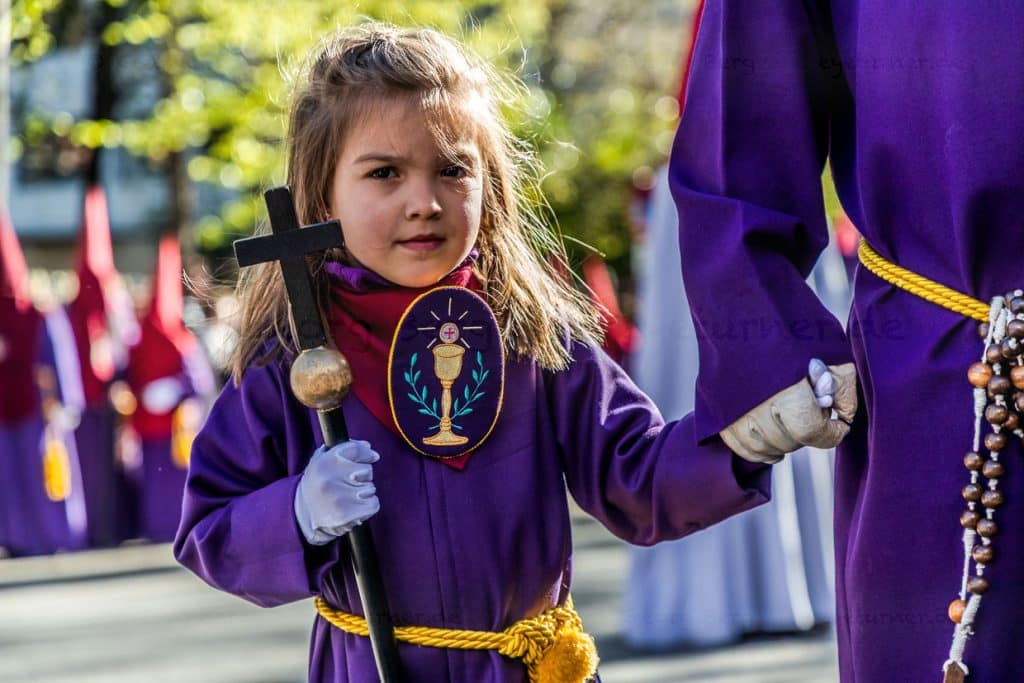 Niño lleva una cruz y participa en una procesión en España / © Foto: Georg Berg