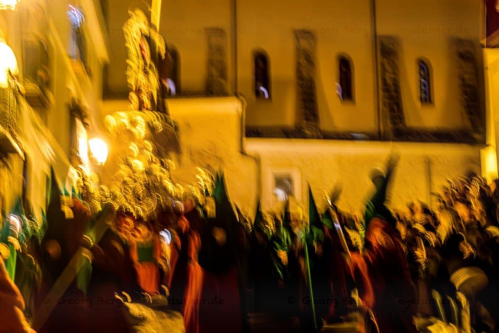 Babolero de la Venerable Hermandad de San Juan Evangelista, cuyo Paso representa al discípulo predilecto de Jesús Christu. El paso no se lleva simplemente hacia delante, sino que se le da una dinámica especial mediante balanceos rítmicos (