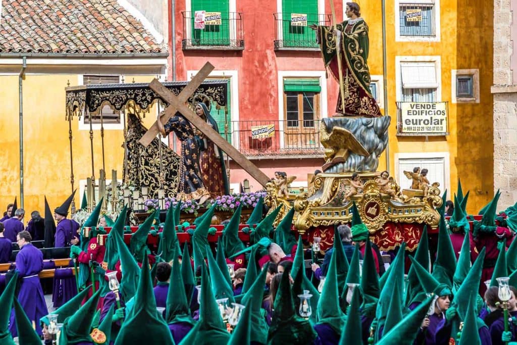 Los costaleros de tres pasos descansan a mitad de la procesión del Viernes Santo en la Plaza Mayor de Cuenca / © Foto: Georg Berg