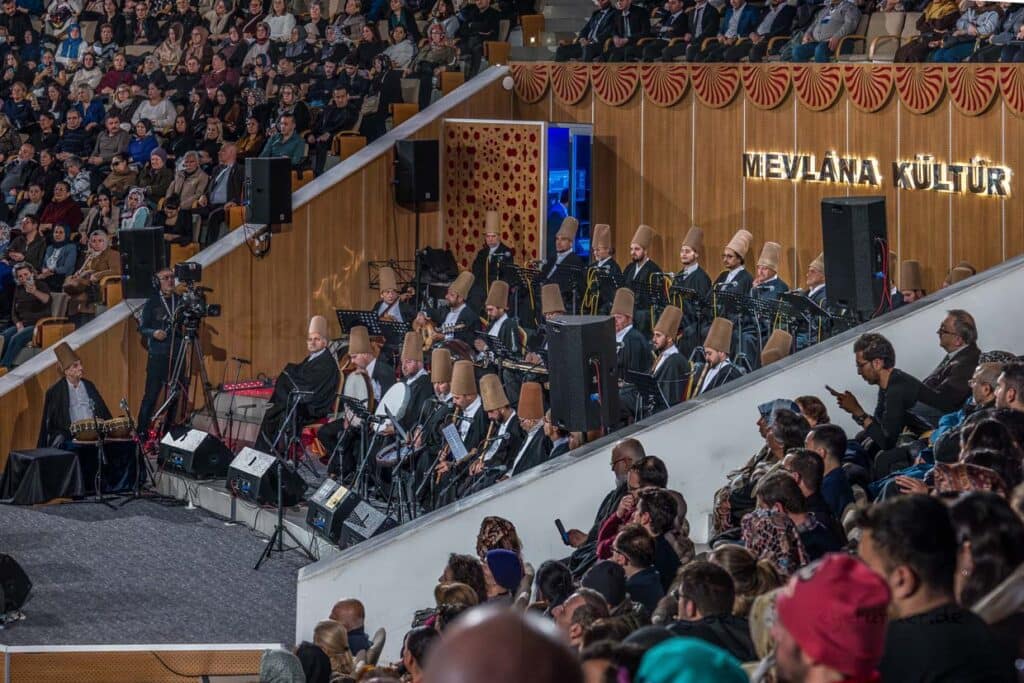 Derwisch-Musiker spielen traditionelle Instrumente während der Şeb-i Arus-Zeremonie im 3.000 Personen fassenden Mevlana Kültür Merkezi / © Foto: Georg Berg
