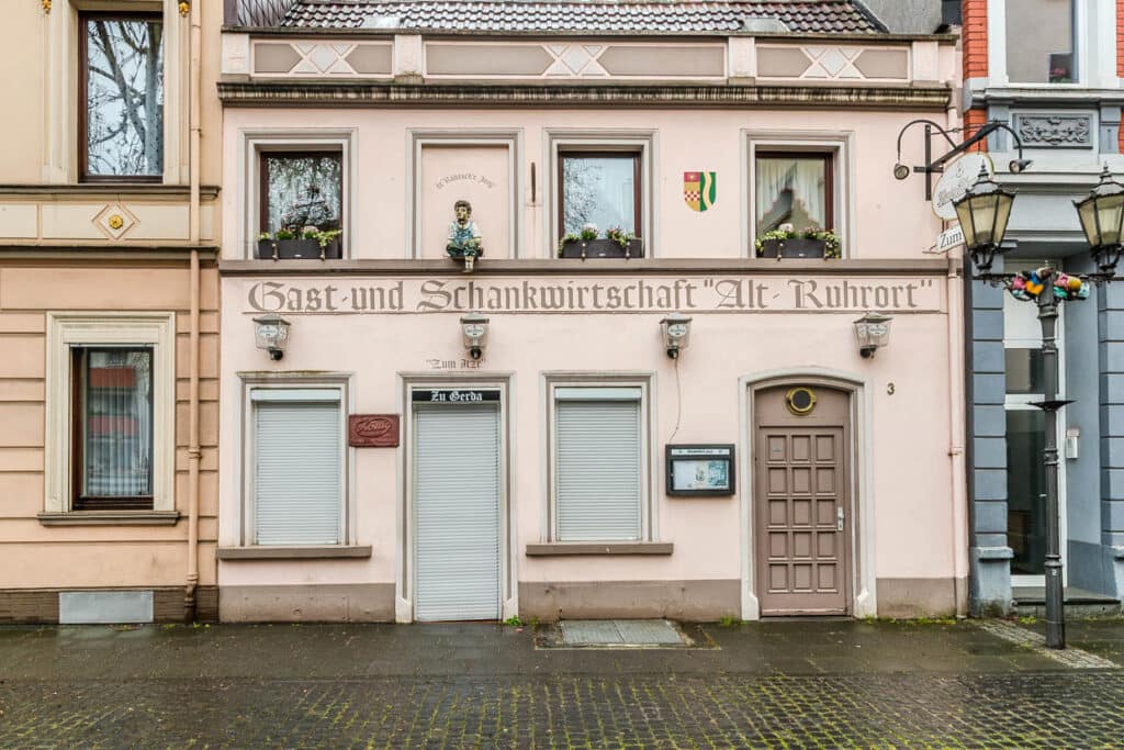 Gaststätte "Alt Ruhort" mit Schildern und Dekorationen in Duisburg, Germany