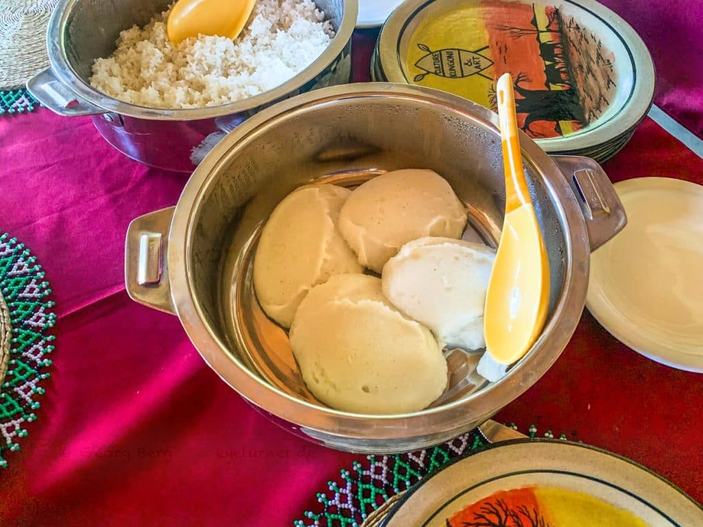 Nsima ist ein ungewürzter Brei (Cornmeal porridge), der aus Maismehl hergestellt wird. Das Gericht ist Grundnahrungsmittel in Malawi. Nsima kann zu allen Mahlzeiten gegessen werden. Kombiniert wird es mit Gemüse, Bohnen, Fisch und Fleisch / © Foto: Georg Berg