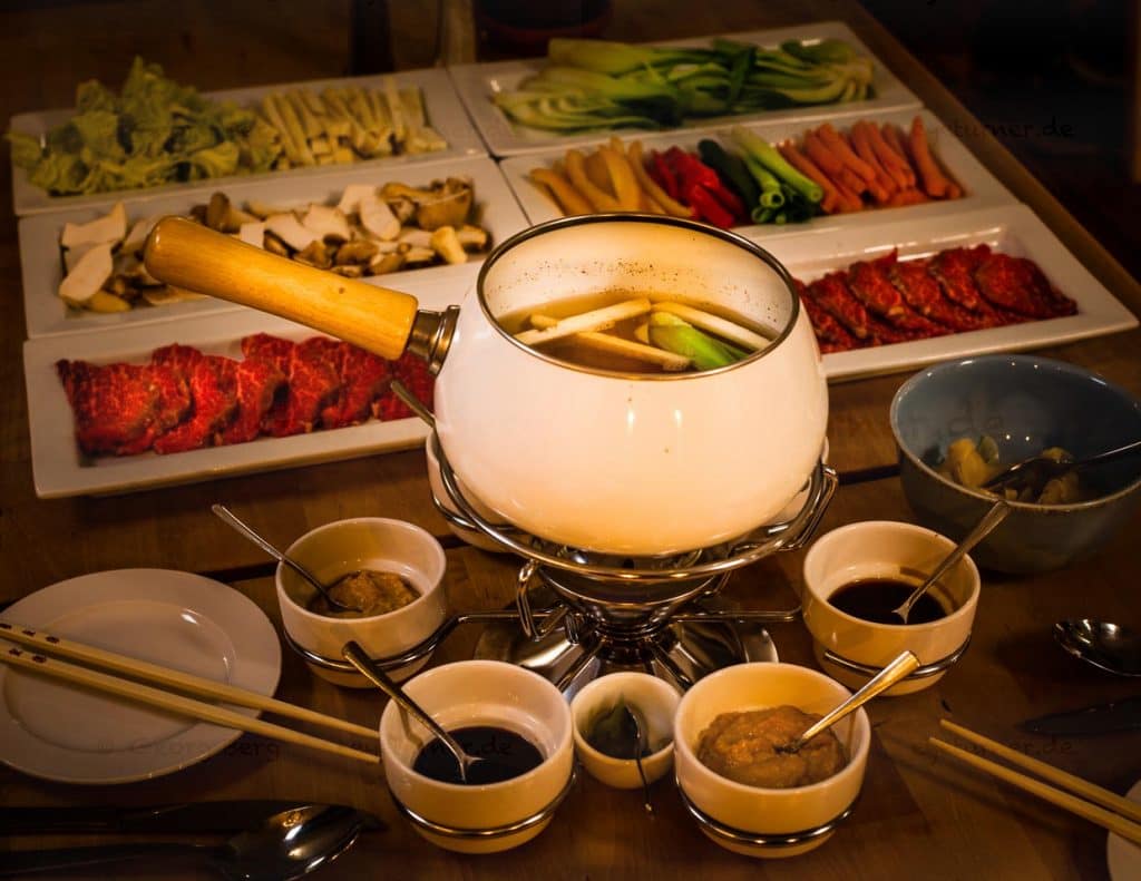 Ja-Panisch trifft Ja-Mecklenburgisch – ein Fondue der besonderen Art kann von den Gästen bestellt werden. Dann treffen japanische Zutaten wie Ponzusoße auf zartestes Rindfleisch aus Mecklenburg. In einer leichten Misobrühe wird das Rindfleisch sowie eine große Auswahl an Gemüse gegart. Zum würzen werden Ponzusoße, Soyasoße und Sesamsoße gereicht. Eine schöne Melange aus asiatischer Leichtigkeit und bodenständigen Zutaten aus der Region / © Foto: Georg Berg