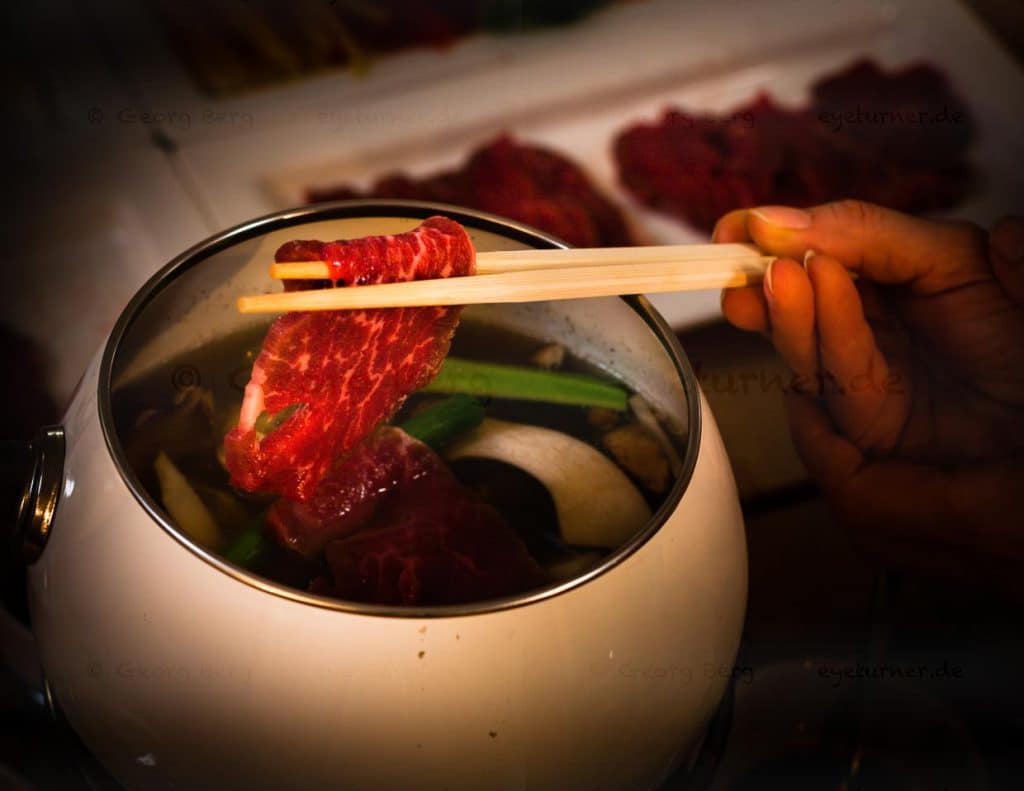Ja-Panisch trifft Ja-Mecklenburgisch – ein Fondue der besonderen Art kann von den Gästen bestellt werden. Dann treffen japanische Zutaten wie Ponzusoße auf zartestes Rindfleisch aus Mecklenburg. In einer leichten Misobrühe wird das Rindfleisch sowie eine große Auswahl an Gemüse gegart. Zum würzen werden Ponzusoße, Soyasoße und Sesamsoße gereicht. Eine schöne Melange aus asiatischer Leichtigkeit und bodenständigen Zutaten aus der Region / © Foto: Georg Berg
