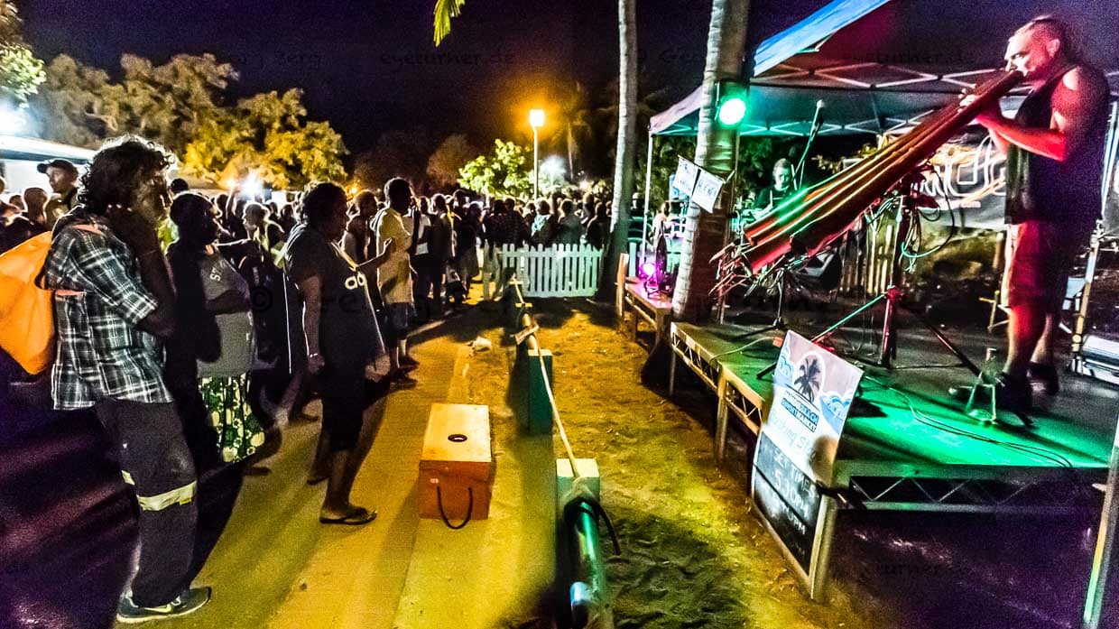 Mark Hoffmann, Didgeridoo und Tor Trethowan, Schlagzeug bilden die Formation eMDee und spielen, wenn sie nicht gerade international auf Tournee sind, auf dem Mindil Sunset Market / © Foto: Georg Berg