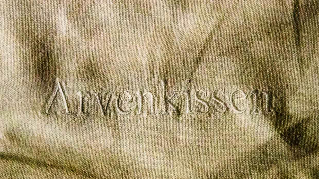 In Deutschland und Österreich kennt man die Zirbelkiefer unter dem Namen Zirbe. Nur in der Schweiz heißt sie Arve und in Celerina auf rätoromanisch Dschember. Bevor das Kauderwelsch aber zu kompliziert wird, ist man auf dem Arvenkissen schon eingeschlafen / © Foto: Georg Berg